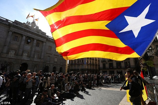 Puigdemont bác tin bỏ trốn, Madrid hủy tuyên bố độc lập của Catalonia - ảnh 4