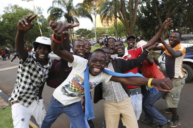 Người Zimbabwe ‘vỡ òa’ giây phút Tổng thống Mugabe từ chức - ảnh 1