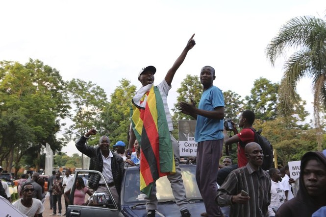 Người Zimbabwe ‘vỡ òa’ giây phút Tổng thống Mugabe từ chức - ảnh 2