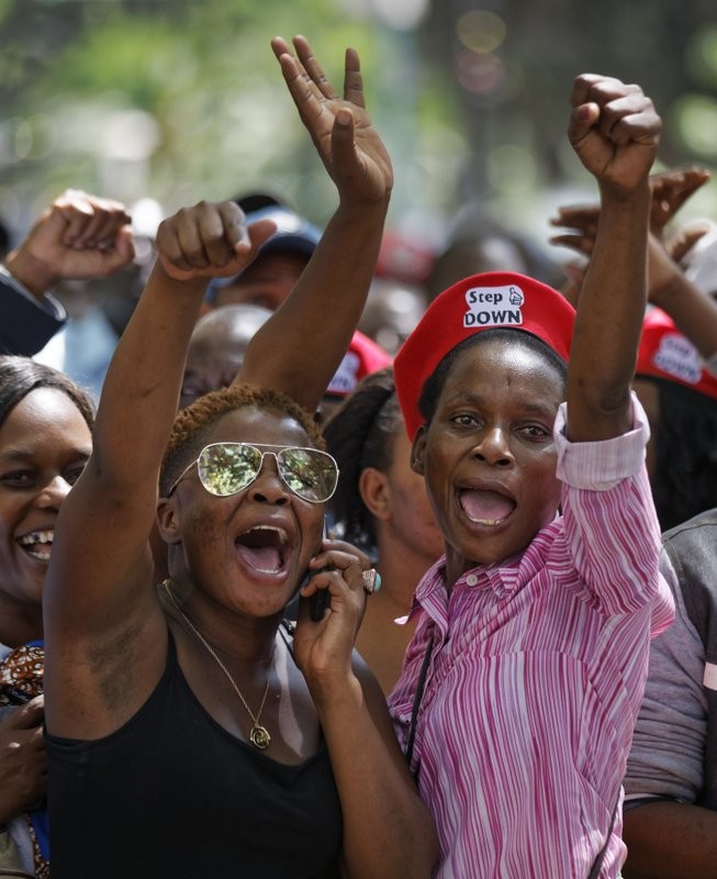Người Zimbabwe ‘vỡ òa’ giây phút Tổng thống Mugabe từ chức - ảnh 4
