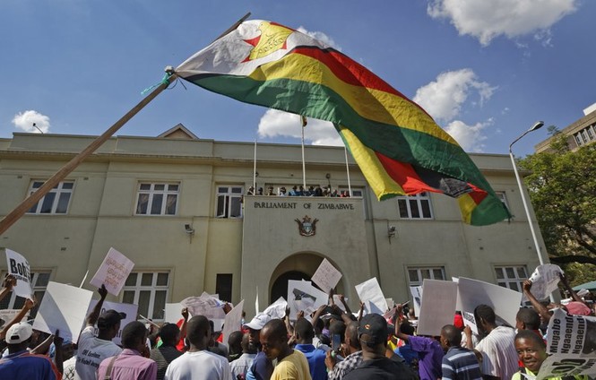 Người Zimbabwe ‘vỡ òa’ giây phút Tổng thống Mugabe từ chức - ảnh 5