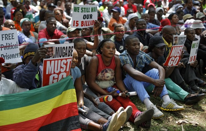 Người Zimbabwe ‘vỡ òa’ giây phút Tổng thống Mugabe từ chức - ảnh 6