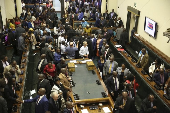 Người Zimbabwe ‘vỡ òa’ giây phút Tổng thống Mugabe từ chức - ảnh 7