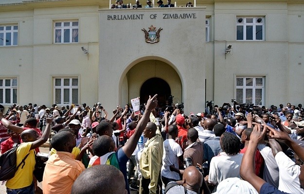 Người Zimbabwe ‘vỡ òa’ giây phút Tổng thống Mugabe từ chức - ảnh 3