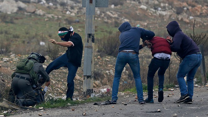 An ninh Israel thâm nhập đoàn biểu tình Palestine, khống chế phần tử quá khích - ảnh 2