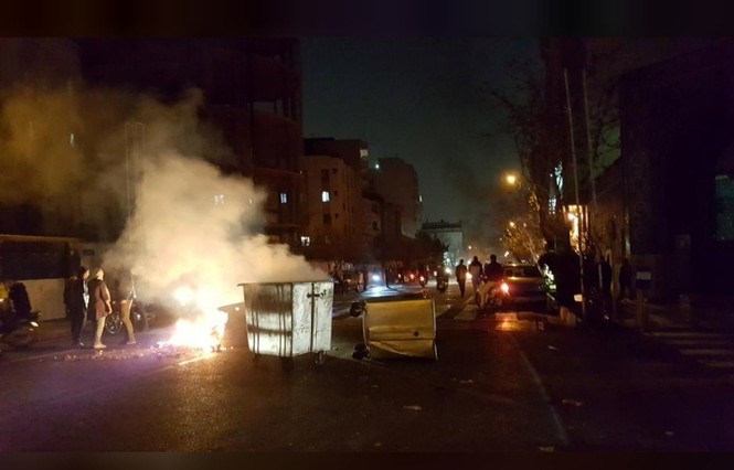 Biểu tình bạo lực chống chính phủ chưa từng có bùng nổ ở Iran - ảnh 1