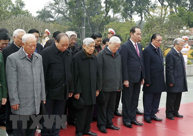Lãnh đạo Đảng, Nhà nước vào Lăng viếng Chủ tịch Hồ Chí Minh - ảnh 1