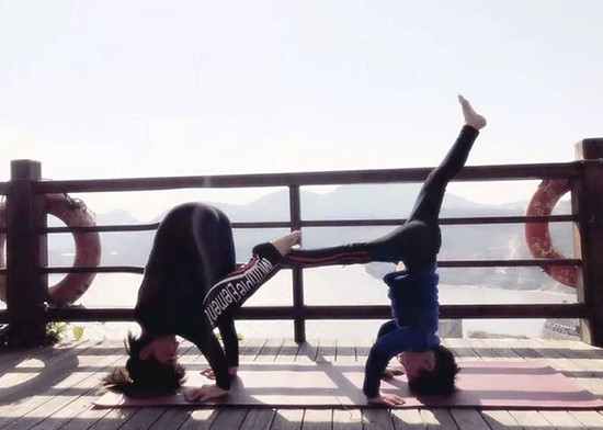 Học yoga để chữa tự kỷ, cậu bé 8 tuổi kiếm được hàng trăm triệu - ảnh 3