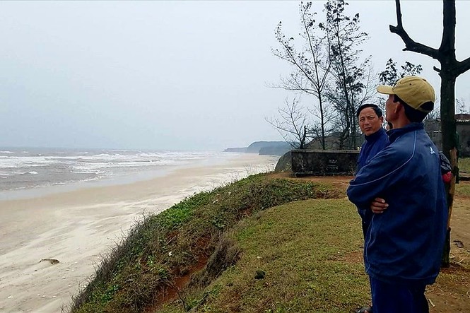 Lật thuyền, 2 ngư dân mất tích trên biển - ảnh 1