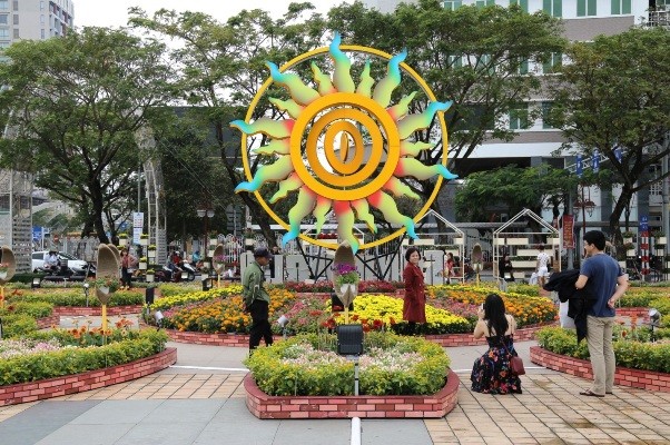 Ngắm mặt trời quay theo gió tại đường hoa 'Xuân sắc màu' bên sông Hàn - ảnh 4