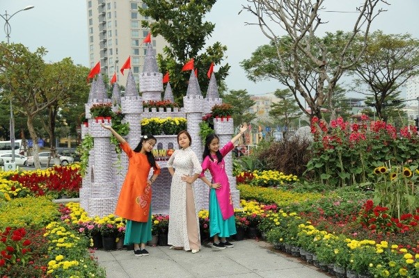 Ngắm mặt trời quay theo gió tại đường hoa 'Xuân sắc màu' bên sông Hàn - ảnh 5