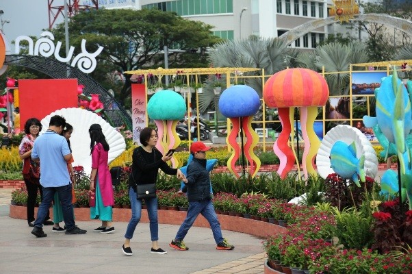 Ngắm mặt trời quay theo gió tại đường hoa 'Xuân sắc màu' bên sông Hàn - ảnh 7