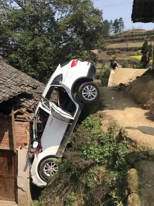 'Đỗ' xe trên mái nhà hàng xóm, tài xế mất 200 triệu bồi thường - ảnh 1