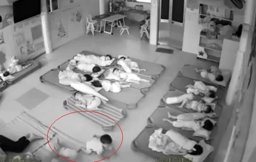 Hai cô giáo mầm non ở Vũng Tàu bị sa thải vì đạp bé trai - ảnh 1