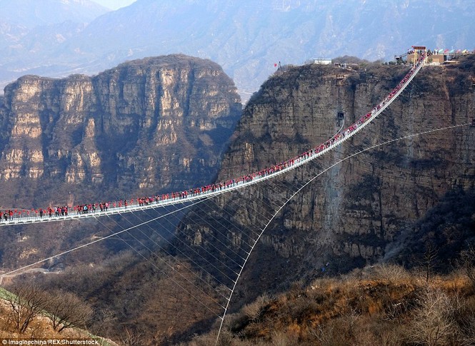 ‘Thót tim’ hàng trăm người chen chúc trên cầu kính dài nhất thế giới - ảnh 2