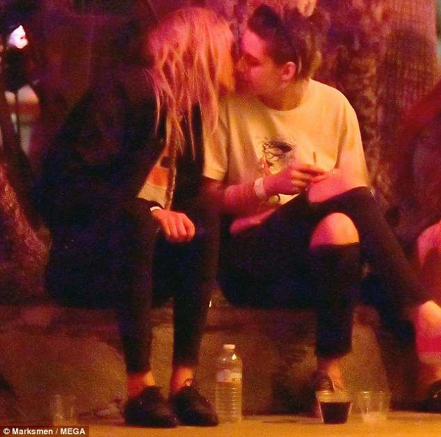 Kristen Stewart ôm hôn tình đồng giới đắm đuối giữa chốn đông người - ảnh 2