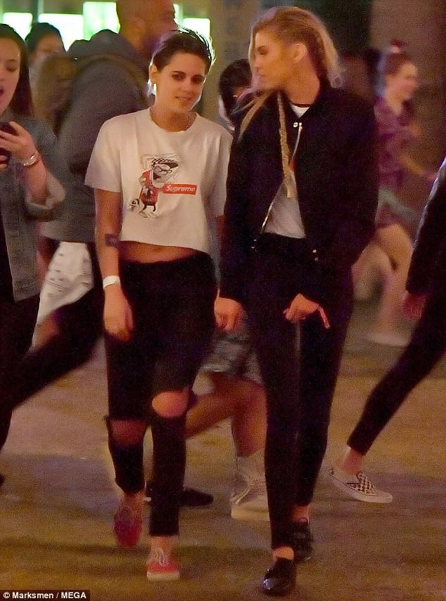 Kristen Stewart ôm hôn tình đồng giới đắm đuối giữa chốn đông người - ảnh 6