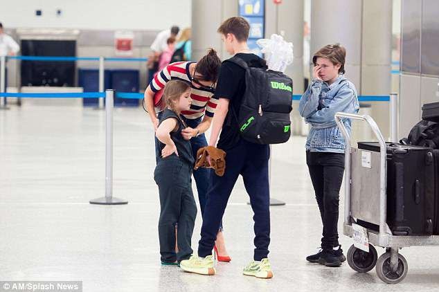 Cuộc sống thiếu tình cha của Suri Cruise, trái ngược Harper Beckham - ảnh 16