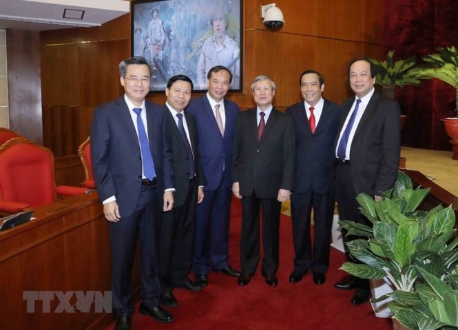 Hình ảnh lãnh đạo Đảng với các đại biểu dự Hội nghị Trung ương 7 - ảnh 2