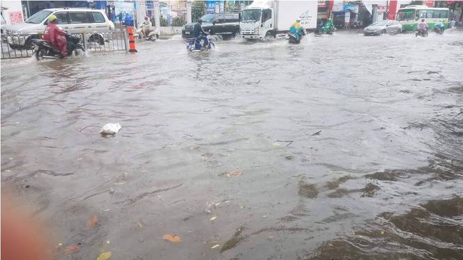 Sài Gòn mưa như trút nước, nhiều tuyến đường thành 'sông' - ảnh 2