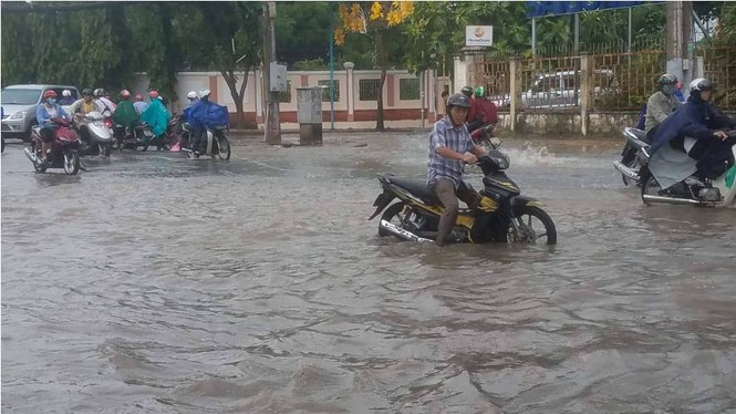Sài Gòn mưa như trút nước, nhiều tuyến đường thành 'sông' - ảnh 3