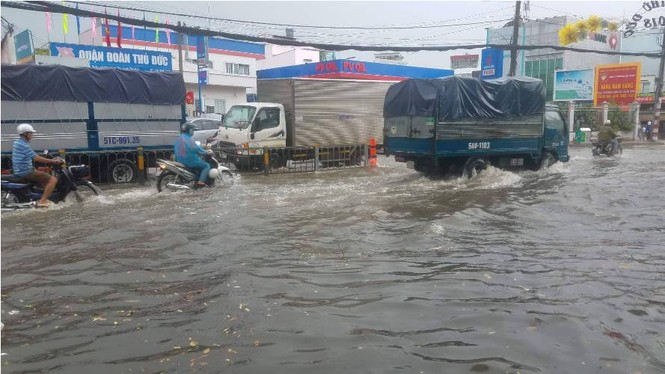 Sài Gòn mưa như trút nước, nhiều tuyến đường thành 'sông' - ảnh 4
