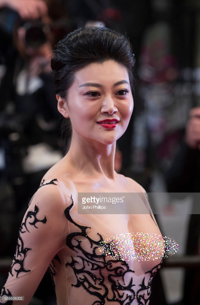 Những mỹ nhân khoe ngực, 'chiêu trò' phản cảm trên thảm đỏ Cannes - ảnh 3