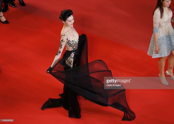 Những mỹ nhân khoe ngực, 'chiêu trò' phản cảm trên thảm đỏ Cannes - ảnh 4