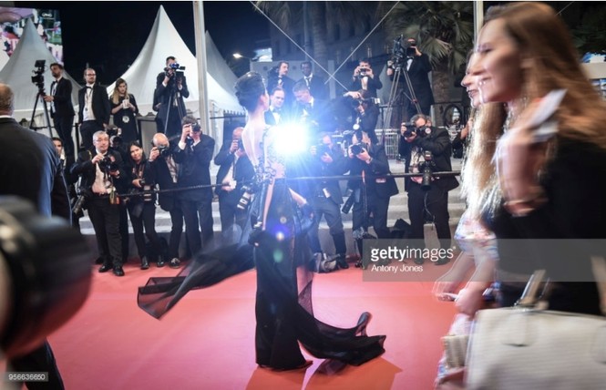 Những mỹ nhân khoe ngực, 'chiêu trò' phản cảm trên thảm đỏ Cannes - ảnh 5