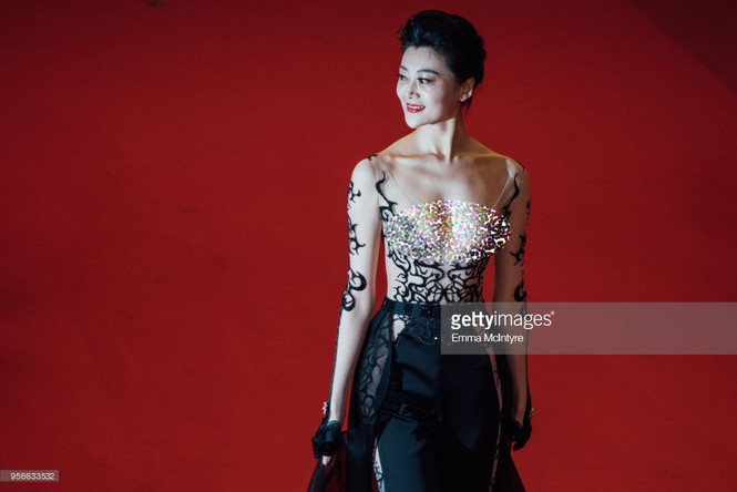 Những mỹ nhân khoe ngực, 'chiêu trò' phản cảm trên thảm đỏ Cannes - ảnh 2