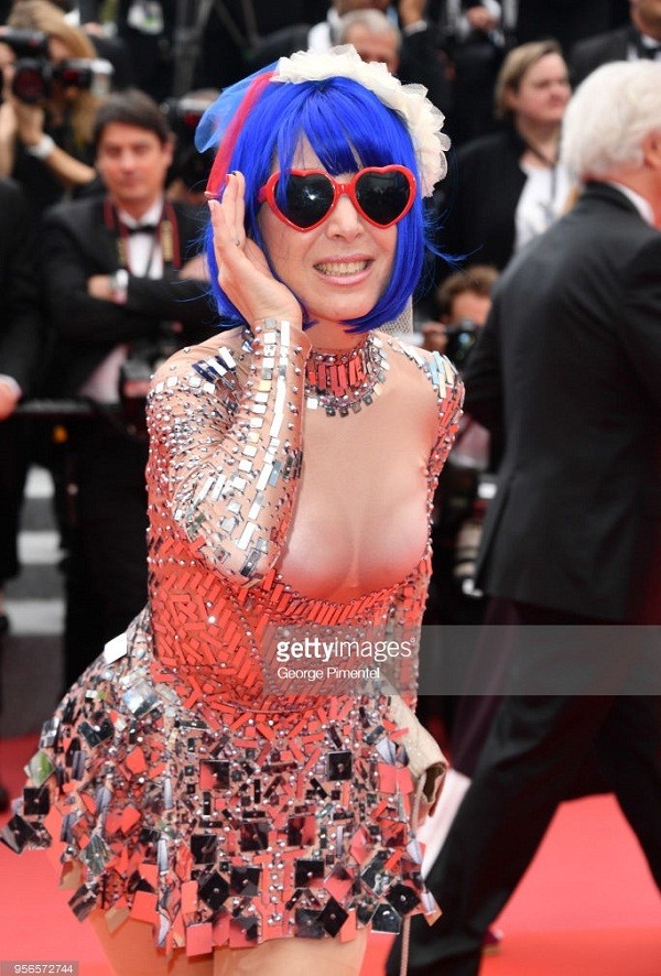 Những mỹ nhân khoe ngực, 'chiêu trò' phản cảm trên thảm đỏ Cannes - ảnh 6