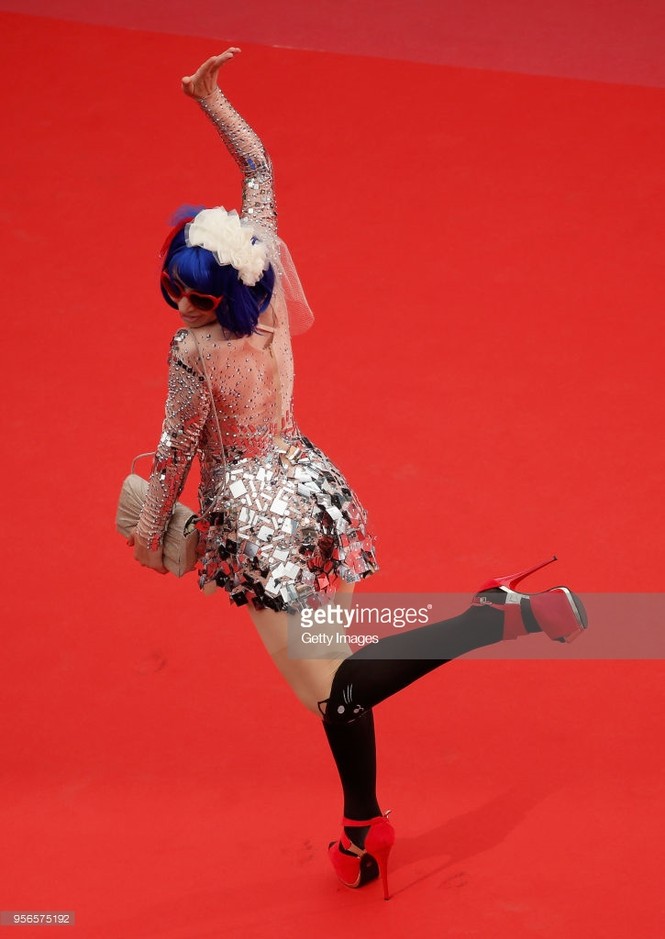 Những mỹ nhân khoe ngực, 'chiêu trò' phản cảm trên thảm đỏ Cannes - ảnh 9