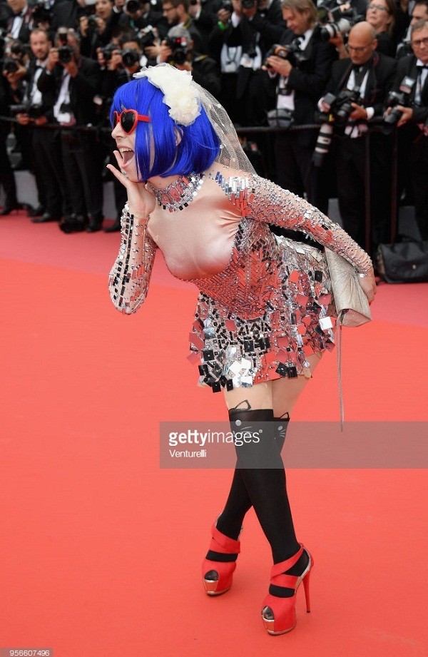Những mỹ nhân khoe ngực, 'chiêu trò' phản cảm trên thảm đỏ Cannes - ảnh 7