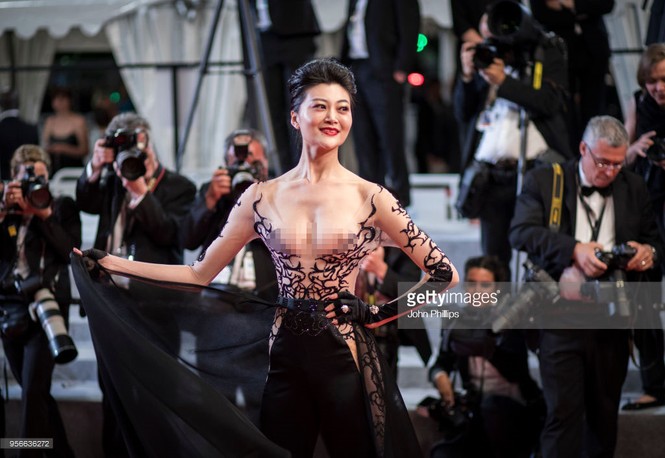 Những mỹ nhân khoe ngực, 'chiêu trò' phản cảm trên thảm đỏ Cannes - ảnh 1