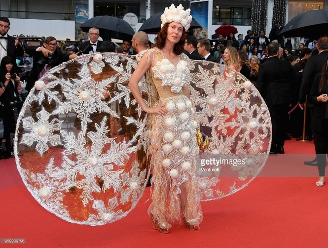 Nhà thiết kế ‘chiếm chỗ’ thảm đỏ Cannes với bộ cánh kỳ dị - ảnh 4