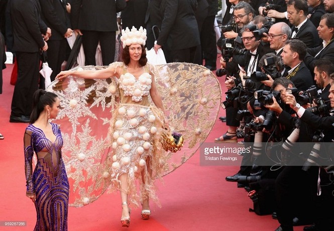 Nhà thiết kế ‘chiếm chỗ’ thảm đỏ Cannes với bộ cánh kỳ dị - ảnh 5