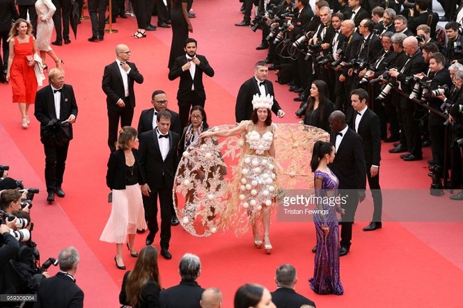 Nhà thiết kế ‘chiếm chỗ’ thảm đỏ Cannes với bộ cánh kỳ dị - ảnh 6
