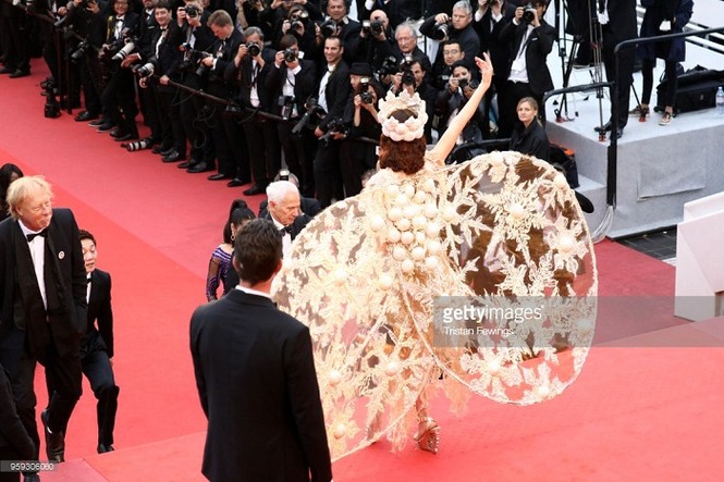 Nhà thiết kế ‘chiếm chỗ’ thảm đỏ Cannes với bộ cánh kỳ dị - ảnh 7