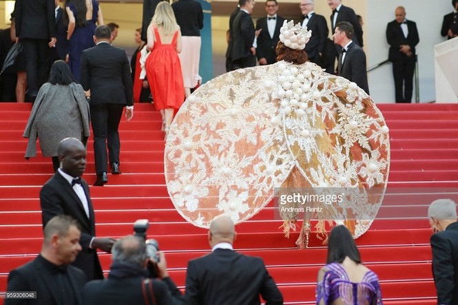 Nhà thiết kế ‘chiếm chỗ’ thảm đỏ Cannes với bộ cánh kỳ dị - ảnh 8