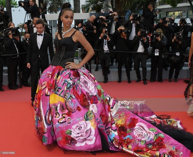 Nhà thiết kế ‘chiếm chỗ’ thảm đỏ Cannes với bộ cánh kỳ dị - ảnh 12