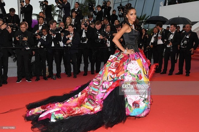 Nhà thiết kế ‘chiếm chỗ’ thảm đỏ Cannes với bộ cánh kỳ dị - ảnh 13