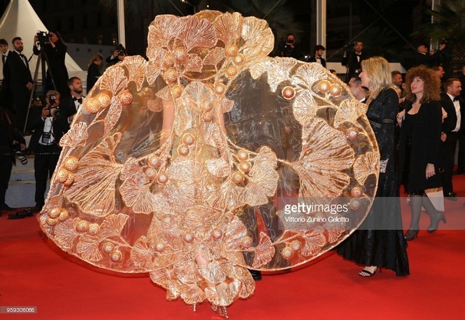 Nhà thiết kế ‘chiếm chỗ’ thảm đỏ Cannes với bộ cánh kỳ dị - ảnh 1