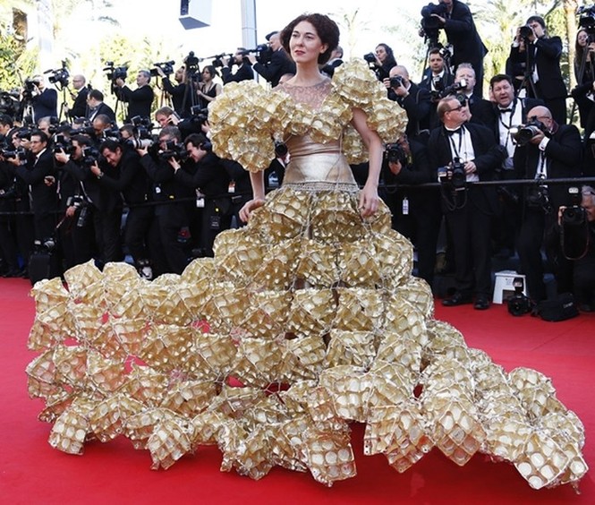 Nhà thiết kế ‘chiếm chỗ’ thảm đỏ Cannes với bộ cánh kỳ dị - ảnh 9