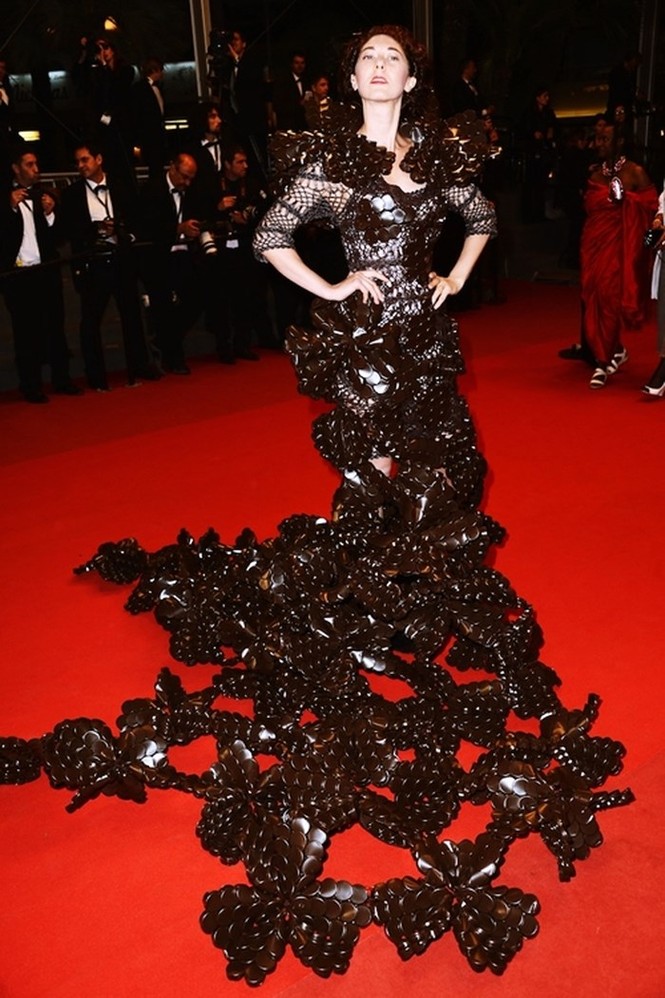 Nhà thiết kế ‘chiếm chỗ’ thảm đỏ Cannes với bộ cánh kỳ dị - ảnh 11