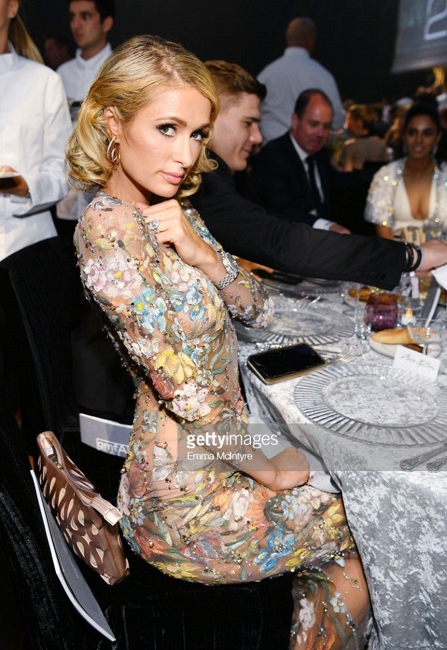 Paris Hilton đẹp như nữ thần với đầm hoa xuyên thấu tại Cannes - ảnh 10