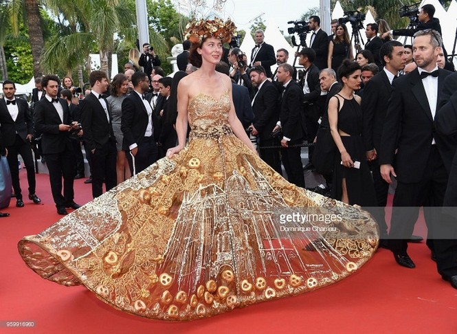 Ngày thứ 11, thảm đỏ Cannes vẫn sốc với các màn ‘thảm họa’, chiêu trò - ảnh 1