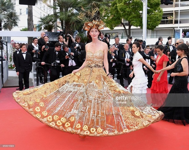 Ngày thứ 11, thảm đỏ Cannes vẫn sốc với các màn ‘thảm họa’, chiêu trò - ảnh 3