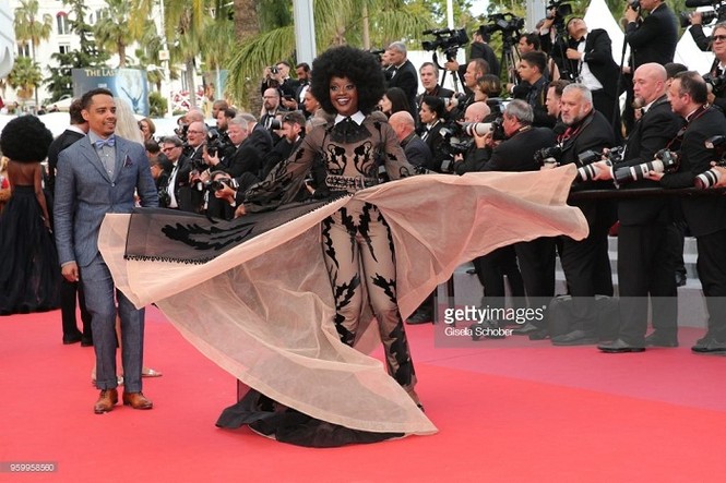 Ngày thứ 11, thảm đỏ Cannes vẫn sốc với các màn ‘thảm họa’, chiêu trò - ảnh 10