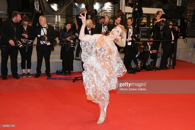 Ngày thứ 11, thảm đỏ Cannes vẫn sốc với các màn ‘thảm họa’, chiêu trò - ảnh 11