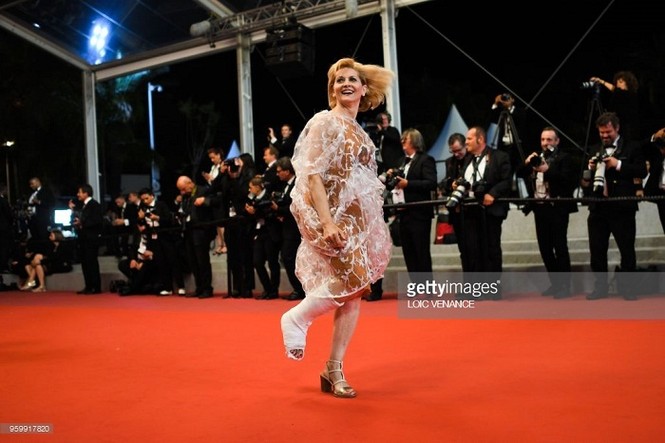 Ngày thứ 11, thảm đỏ Cannes vẫn sốc với các màn ‘thảm họa’, chiêu trò - ảnh 12